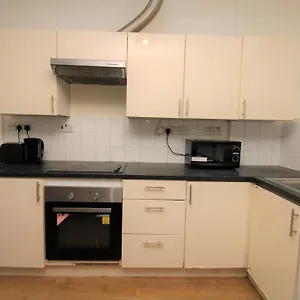 deluxe-2-bed-flat-close-to-city.cambridgehotelsuk.com/