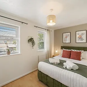 east-london-house-near-tube-with-parking.cambridgehotelsuk.com/